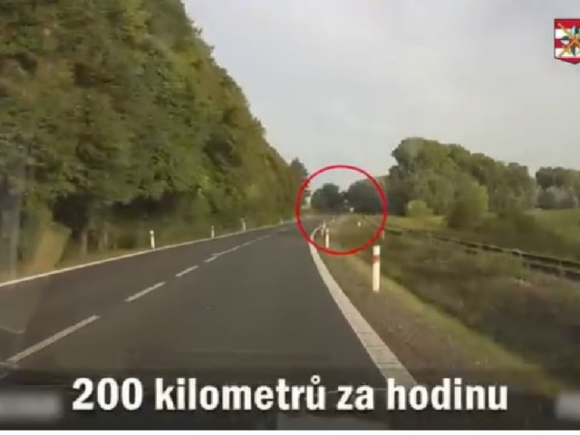 Nebezpečná jazda motorkára, policie